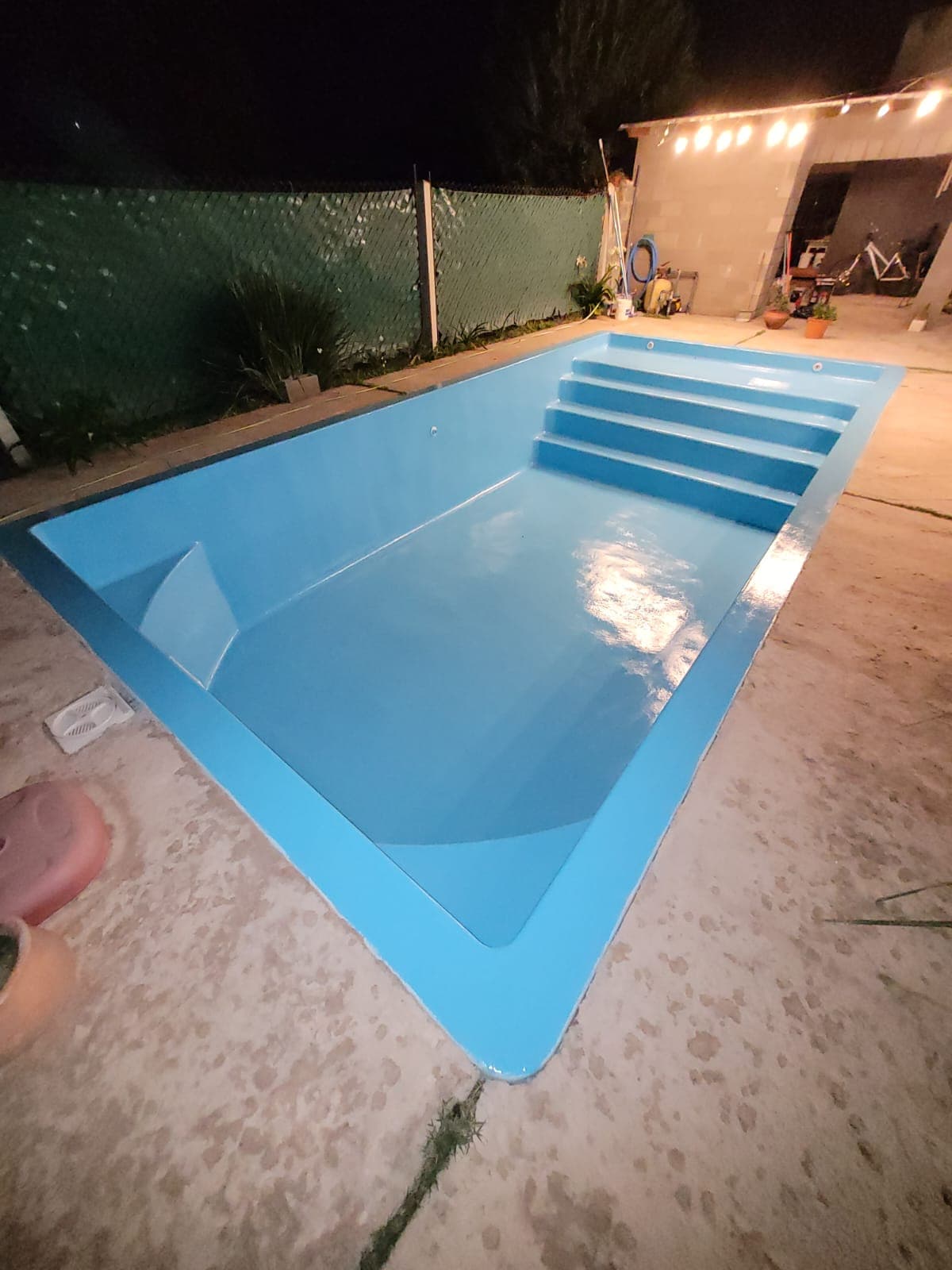 La misma piscina vacía, limpia y recién pintada