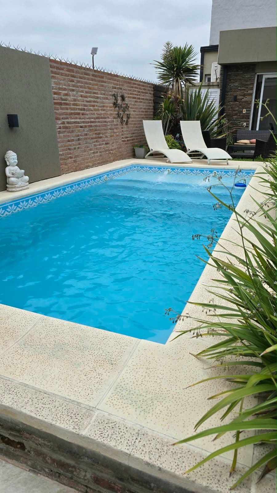 La misma piscina con el agua celeste y cristalina