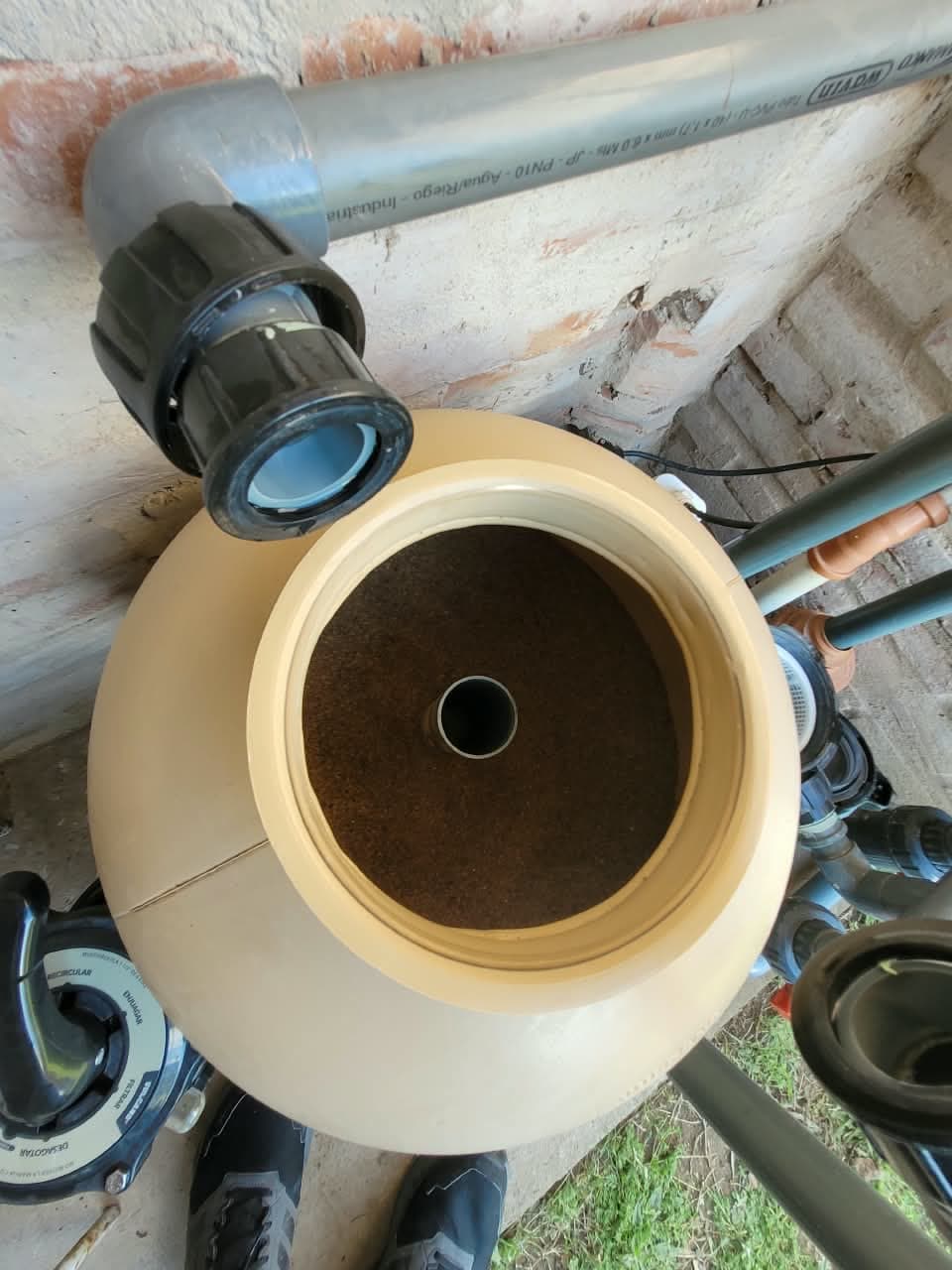 Filtro de piscina abierto, con la arena a la vista