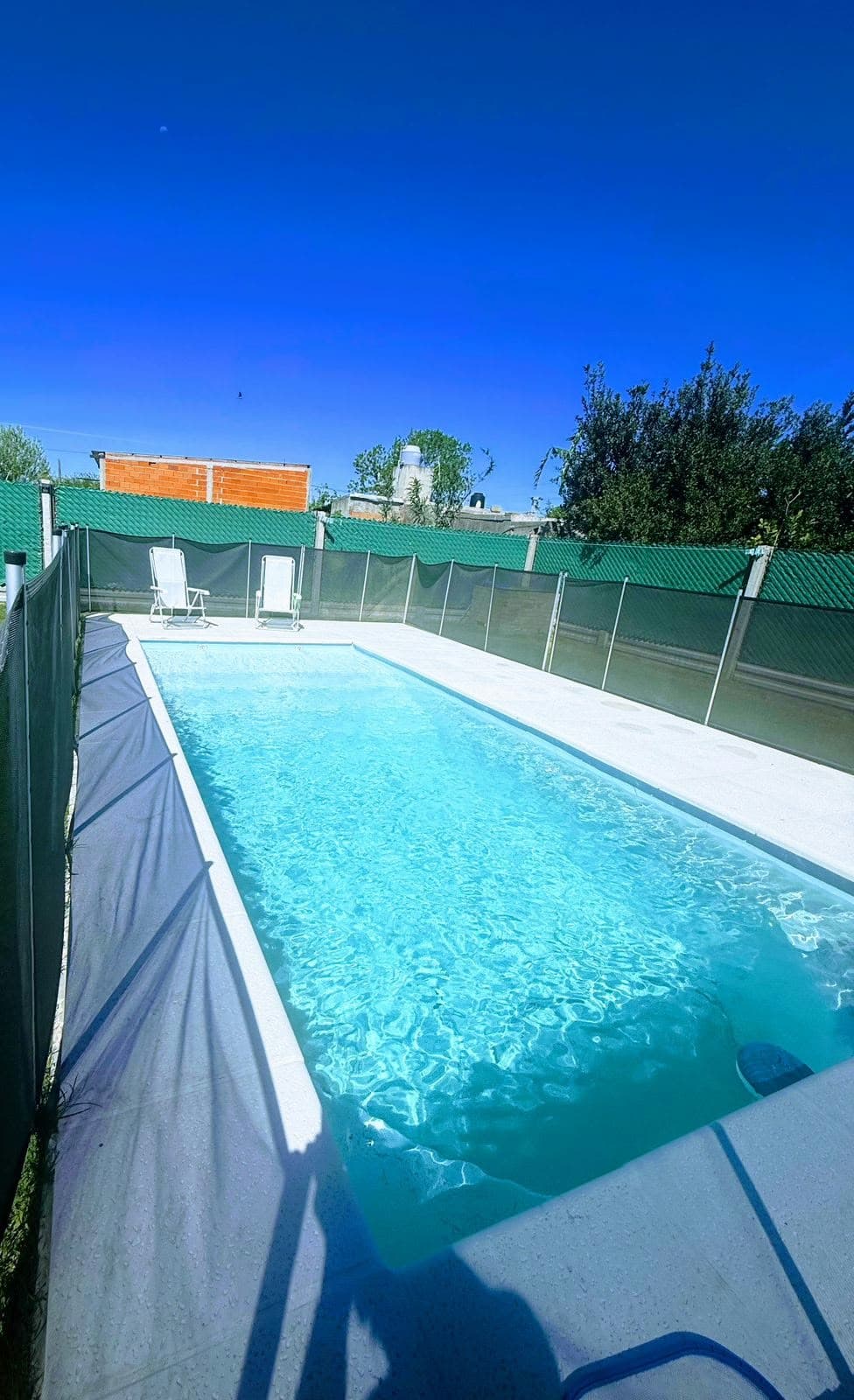 Piscina de fibra con el agua cristalina en un día de sol