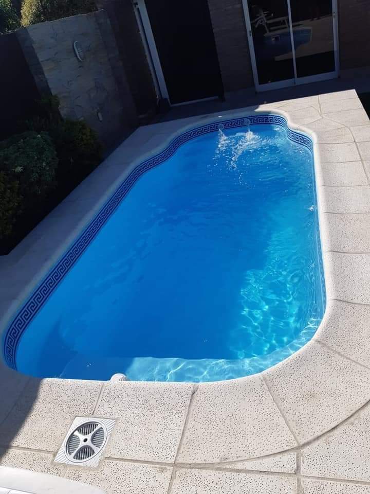 Piscina con guarda griega y cascadas funcionando