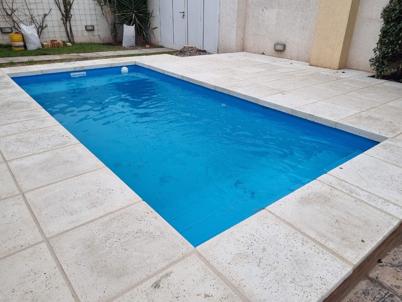 Piscina rectangular azul recién llenada