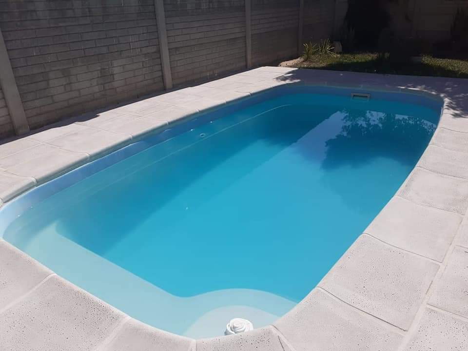 Piscina de esquinas redondeadas con el agua limpia