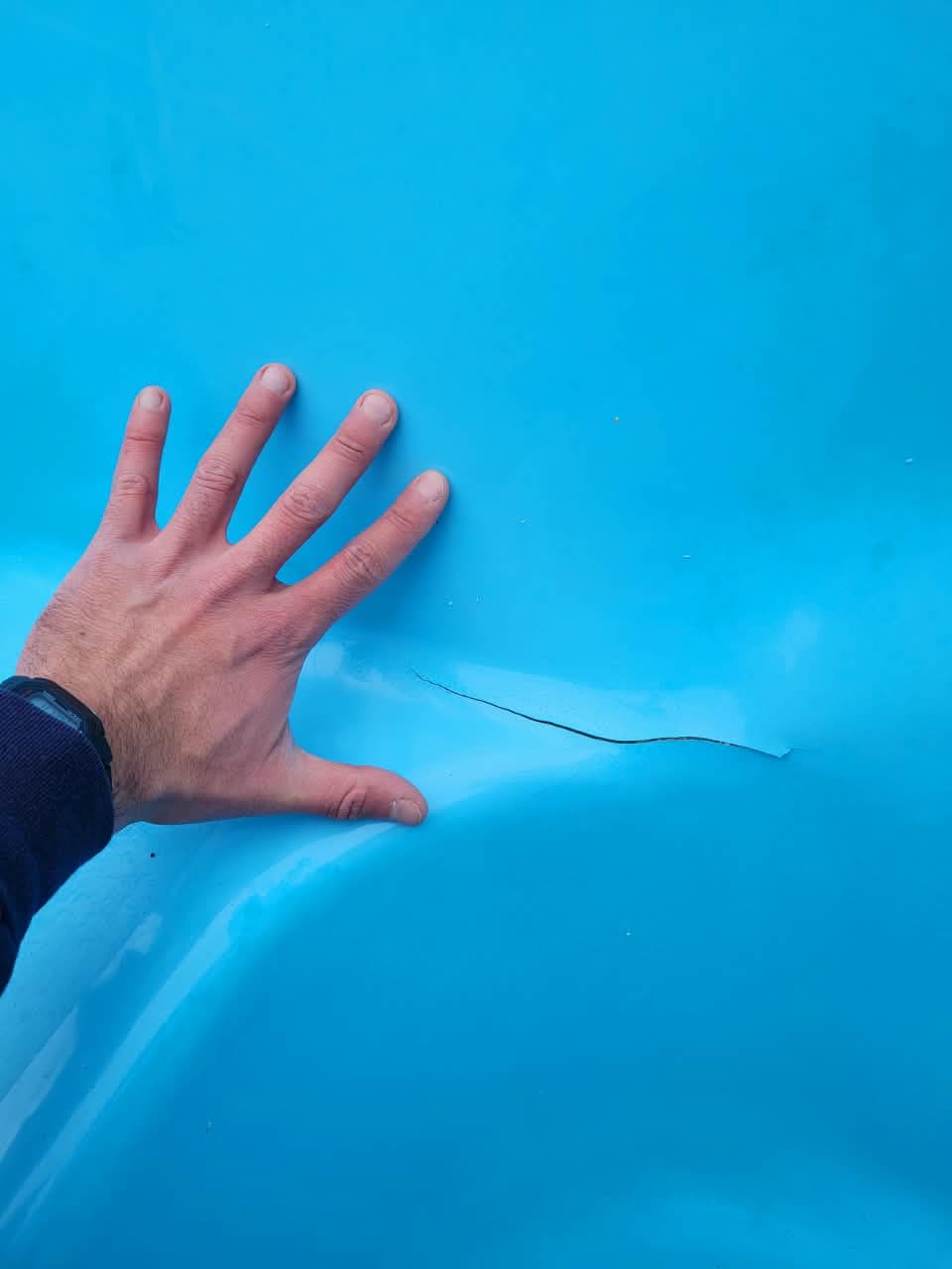 Grieta en el casco de una piscina de fibra de vidrio